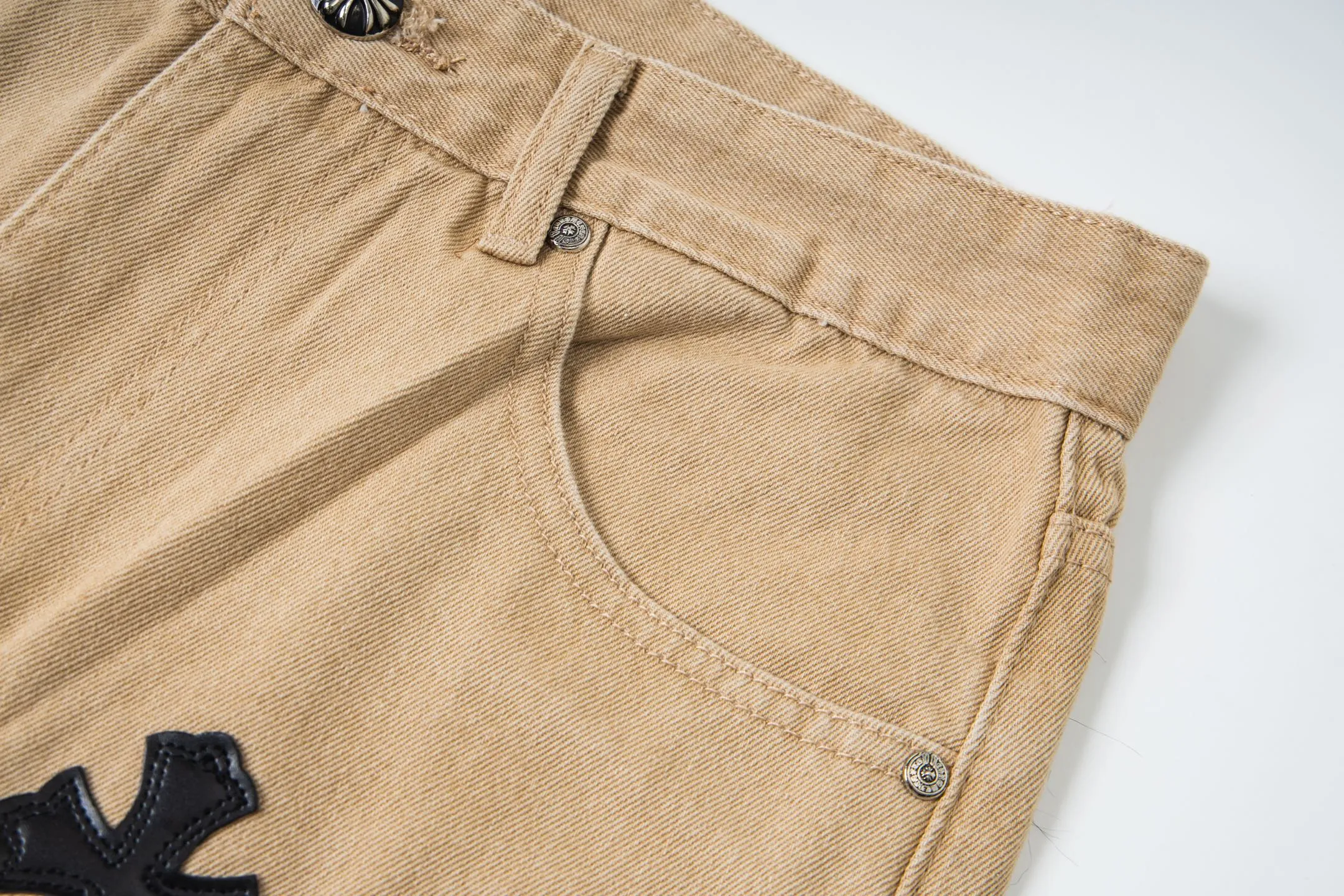 P240 Chrome Hearts 2025 New Miami Limited Couple Washed Jeans with Multiple Black Cross Leather Labels is a hot item this season and is sought after by countless celebrities and fashionistas. The neat details of the cutting process add color to the playful fashion! The neat and meticulous design, and the well-fitting structure is unique. The upper body not only has outstanding recognition, but also looks younger and younger. A style with the ultimate wearing meaning and performance, gorgeous color matching, and the craftsmanship of this style is also extremely extraordinary. After the finished product is washed, it is disassembled and hand-made with sheepskin cross leather and then spliced ​​together to complete. The whole piece has too many craftsmanship to describe. It is decorated with patchwork cross flowers and high-waisted washed jeans! ! Absolutely high-end luxury product, a god-level single product, a super popular product, made with top heavy industry, a magic weapon that cannot be missed in the street. Style number: 1866# Size: 28 30 32 34 Color: khaki pink khaki black